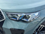 LEDヘッドライト。先進のLEDテクノロジーを採用。照射される白色光の周波特性は太陽に近く、バイキセノンヘッドライトを上回るコントラストでさらに明るく輝きます。悪天候の日でも優れた視認性を発揮します。