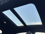 光と風を感じる爽快「電動パノラミックサンルーフ」を装備しています!電動式チルトアップ機構による優れた換気性能が、キャビン内の快適性を向上します!開放的で爽快なドライブをお楽しみください♪