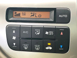 【オートエアコン】一度お好みの温度に設定すれば、車内の温度を検知し風量や温度を自動で調整。暑い&hellip;寒い&hellip;と何度もスイッチ操作をする必要はありません。快適な車内空間には必須の機能ですね♪