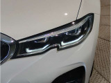 【LEDヘッドライト】先進のLEDテクノロジーを採用。放射される白色光の周波特性は太陽光に近く、バイキセノン・ヘッドライトを上回るコントラストで更に明るく輝きます!