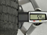 冬タイヤの残り溝は5.4mmです。スリップラインからは3.8mmとなっております。