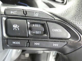 ステアリングスイッチでクルーズコントロール機能の操作ができます。長距離の高速走行時の疲労軽減や燃費に役立ちます。