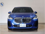 【キドニーグリル】BMWは約90年もの間、ほぼ全ての車両にひと目でBMWだと分かるこの特徴的なフロントグリルが備えられ、デザイン・アイコンとして親しまれてきました。