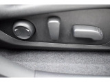 運転席パワーシート 電動シート採用で細かい微調整ができ、ドライビングポジションにしっかり合わせることで疲労軽減や事故防止につながります♪♪