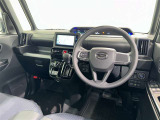 運転席まわりです。 各操作スイッチは使いやすい位置に配置されてます。