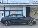【BMWの伝統-3】BMWのお車は、&ldquo;駆け抜ける歓び&rdquo;を体現しております。走行の安定性とコーナリングの良さを追求し、思い通りにハンドルの操作可能です。