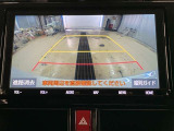 ディスプレイに後方の視界を表示し、車庫入れをサポート「距離目安線」「車幅延長線」およびステアリング操作に連動する「予想進路線」を画面に表示します。※必ず車両周辺の安全を直接確認してください。