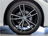 【BMWアロイホイル】軽量かつ強度に拘ったアロイホイル。走行性能ポテンシャルを引き出す設計。車の足元を引き締めてくれる大きなポイントはアロイホイルです。