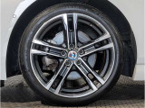 【BMWアロイホイル】軽量かつ強度に拘ったアロイホイル。走行性能ポテンシャルを引き出す設計。車の足元を引き締めてくれる大きなポイントはアロイホイルです。