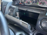 運転席前方にも収納ボックスが装備されています!こちらの収納にはボックスティッシュが入る広さがあり、とても便利です♪