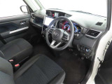 シンプルで使いやすいデザインの運転席です。