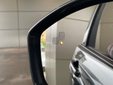 ブラインドスポットモニターは、左右斜め後ろを平行して走る車を認識し、車線変更の際に危険を察知するとドライバーへ警告を促します。夜・雨・トンネル内など走行時の環境が悪い時ほど便りになる機能です!