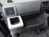 掘り込みしきインパネドリンクホルダーで ホールド感バッチリ!! 運転席側にも同じものがついてます