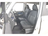 足元がフラットになっているので運転席から助手席への移動も楽にできます(^^)