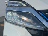 【LEDヘッドライト】悪天候や夜間走行時も良好な視界を確保し安心して運転できる高輝度LEDヘッドライトを装備!点灯速度が早く、消費電力も抑えられています。