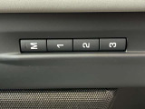 【メモリーシート】3か所のシート位置が記憶できます。これによりロングドライブ等でドライバーが変わっても瞬時に座席位置を変更する事が可能です。
