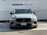 プラグインハイブリッドグレードのV60はグリルやミラーカバーがブラックでスポーティさがございます。