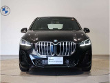 【BMWの伝統】BMWの特徴的な&ldquo;キドニーグリル&rdquo;は、80年以上続く伝統の形でございます。変わらないこだわりのデザインが、プレミアムブランド&ldquo;BMW&rdquo;を創り出します。