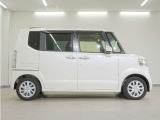 リアには左右スライドドアを採用。狭い駐車場でも開閉しやすく、強風の日でもドアが煽られにくくなっております。小さなお子さまやご年配の方も安心して乗り降りできます。