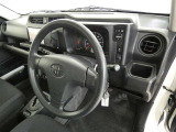 各種操作スイッチなども使いやすく配置されている運転席です。