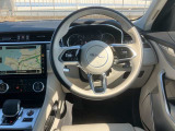 運転席は手の届きやすい位置にボタン類があり、スッキリとしたデザインとなっております。ステアリングも握りやすく、操作性が高い仕様になっております。