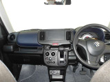 シンプルな運転席周りですね。乗っていて落ち着けるデザインです。運転視界も広々!