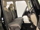 女性でも運転がしやすいように、シートの高さ調整機能(シートリフター)がついています。運転席と助手席の間が空いている為、助手席側への移動がスムーズです。交通量の多い道でも助手席側から乗り降りができます。