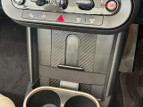 【置き型充電器】置き型充電に対応しております。お持ちの携帯電話が置き型充電器対応でしたら、充電コードの必要なく、すっきりとした車内のまま携帯の充電が可能です。