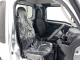 シンプルながら機能性あふれる運転席廻りです。視界性もよく、運転しやすいですよ。