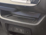 ワイヤレス充電が搭載されているのでお手持ちの携帯電話を置くだけで充電が可能です。