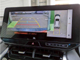 【パノラミックビューモニター】クルマを真上から見ているような映像を表示。 運転席から確認しにくい車両周囲の状況を把握できます。