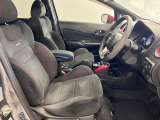 ゆったりと座れる運転席シートですのでストレスなく運転が出来ますよ!