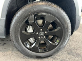 20インチ6スポークホイールを装着!太めのスポークと重厚感のあるデザインはディフェンダーの車体にマッチした必見の装備です。走行中も停車中もその存在感を感じ取れます。