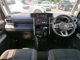 広々とした運転席周り!収納や物を置く場所もあり快適に過ごせる空間です!