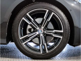 【BMWアロイホイル】軽量かつ強度に拘ったアロイホイル。走行性能ポテンシャルを引き出す設計。車の足元を引き締めてくれる大きなポイントはアロイホイルです。