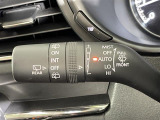 【オートワイパー(AUTO)】雨が降り出した時に、雨滴検出用センサー(レインセンサー)が雨滴を感知すると、自動でワイパーが動作します。