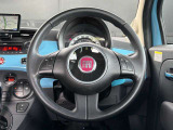 ステアリング中央にはメッキングの囲まれた丸いFIATのロゴがあり、全体がレトロモダンにまとめられています!