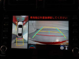 パノラミックビューモニター付きです。車両を上から見たような映像をモニター画面に表示。運転席からの目視では見にくい、車両周辺の状況をリアルタイムでしっかり確認できます。