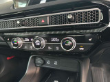 夏でも冬でもお好みの温度に設定しておけば、AUTO ボタンひとつで快適な車内空間へ!風の強さや温度、内外気の切り替えも自動で調整してくれます♪こちらのお車はシートヒーター機能付きです!