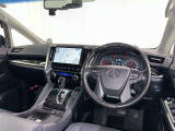 運転席まわりです。 各操作スイッチは使いやすい位置に配置されてます。