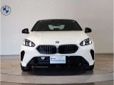 【BMWの伝統-1】BMWの特徴的な&ldquo;キドニーグリル&rdquo;は、80年以上続く伝統の形でございます。変わらないこだわりのデザインが、プレミアムブランド&ldquo;BMW&rdquo;を創り出します。