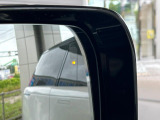 ブラインドスポットモニターは、左右斜め後ろを平行して走る車を認識し、車線変更の際に危険を察知するとドライバーへ警告を促します。夜・雨・トンネル内など走行時の環境が悪い時ほど便りになる機能です!