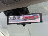 インテリジェントルームミラー搭載で、車の後方に設置されたカメラ映像を映し出してシートバックやヘッドレスト、同乗者に視界が遮られることがなく視認性が非常に良いです