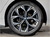 BMWの純正アロイホイールは軽量かつ強度にも優れているホイールで走行性能を引き上げる設計になっております。足元にもBMWは妥協がなくこだわっている個所になります。