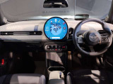 MINIの内装はとにかく『円』に拘ったデザインコンセプトが一目で伝わってきます。これほど円形に拘った車は他に御座いません。伝統のデザイン、トグルスイッチなど遊び心のある内装で御座います。