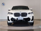 【キドニーグリル】BMWは約90年もの間、ほぼ全ての車両にひと目でBMWだと分かるこの特徴的なフロントグリルが備えられ、デザイン・アイコンとして親しまれてきました。