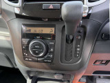 ダイヤル式で操作しやすいフルオートエアコンが採用されており、車内温度を快適に自動制御できます。