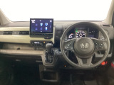 車内は光触媒抗菌消臭施工済です。インパネ周りはスタイリッシュなデザインで機能や装備も充実しています。グローブボックスやカップホルダーのほかにトレーなどたくさんの収納スペースが付いています。