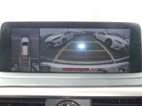 パノラミックビューモニター&バックモニター♪車両の前後左右に搭載した4つのカメラの映像を合成し、車を真上から見ているような映像を表示♪