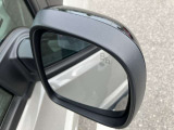 ブラインドスポットモニター付きですので死角に車両がいるとオレンジに光って知らせてくれます。